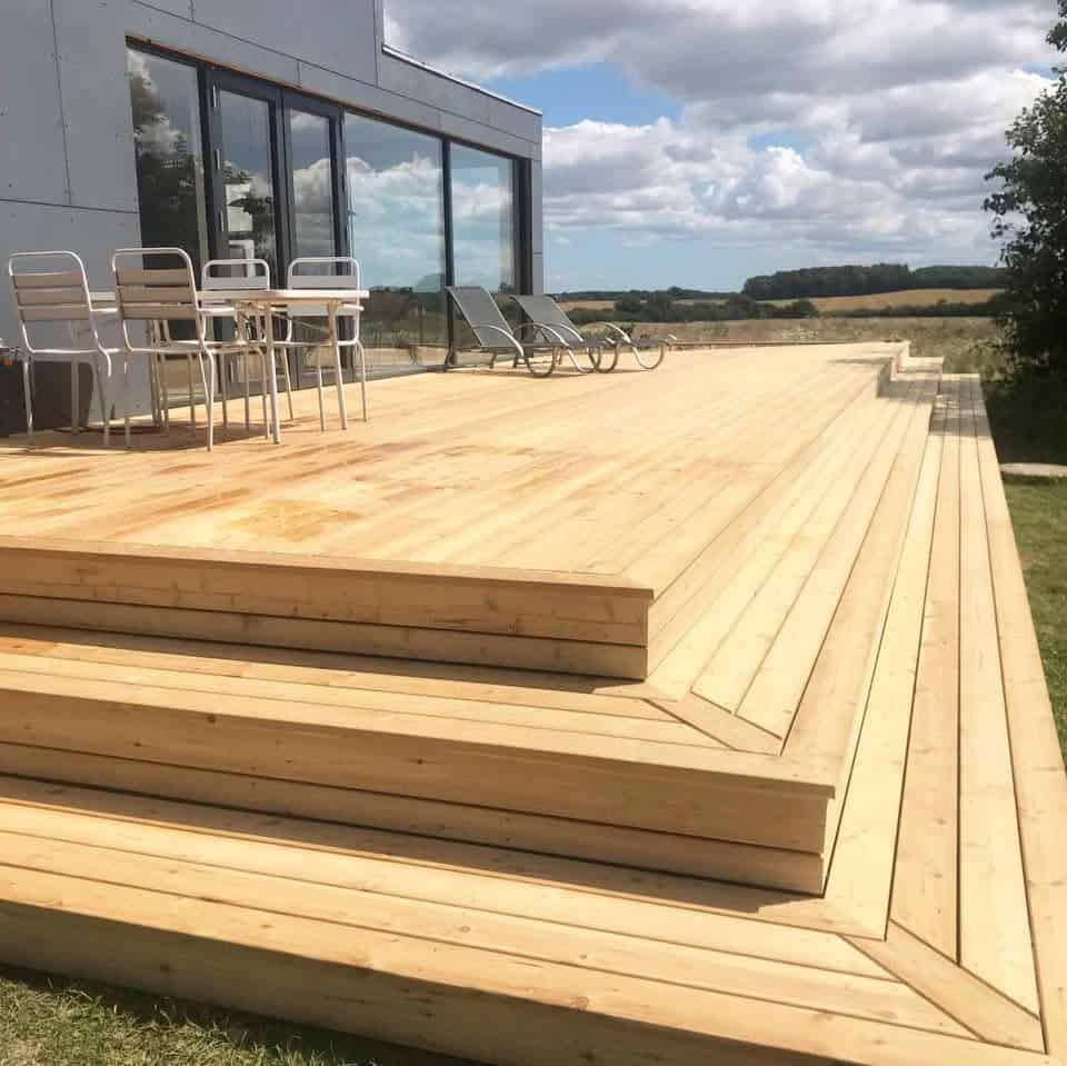 Flot, ny renoveret træterrasse opført og færdiggjort af Kalstad
